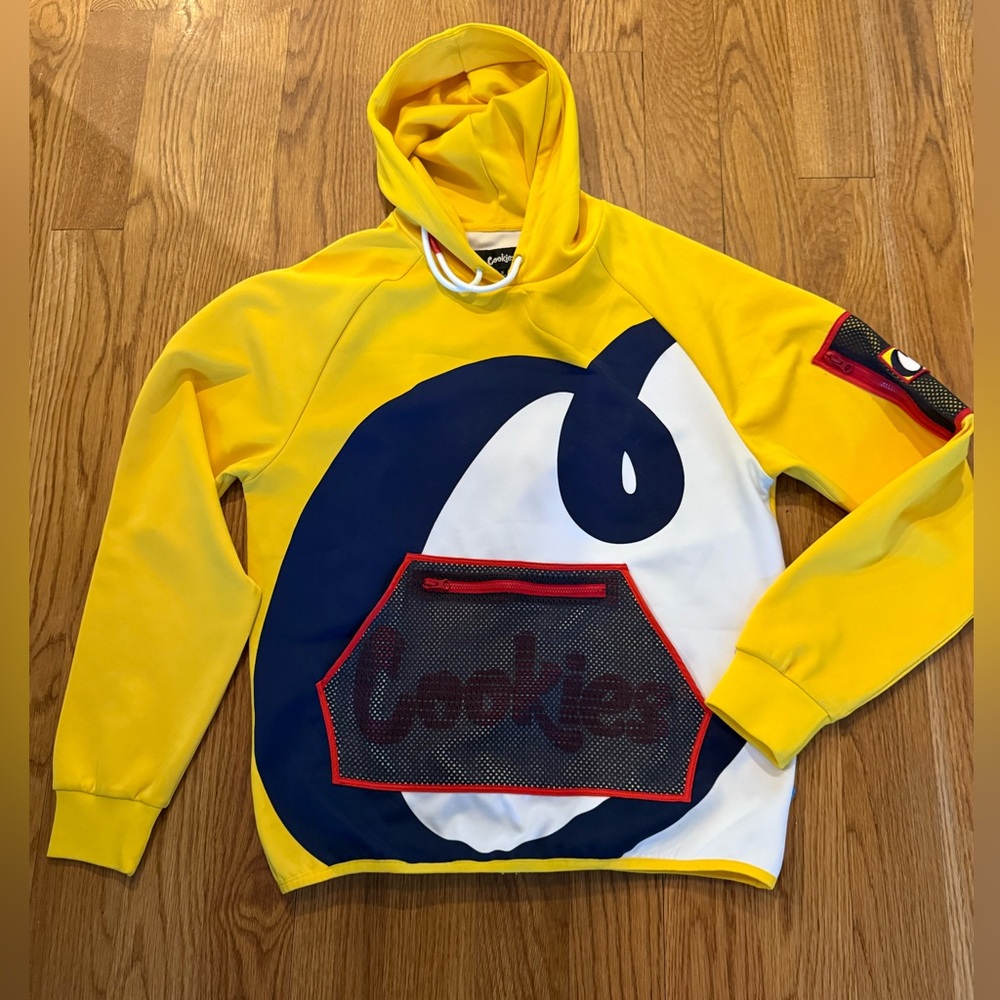 Cookies hoodie.
Mesh pocket on front and sleeve